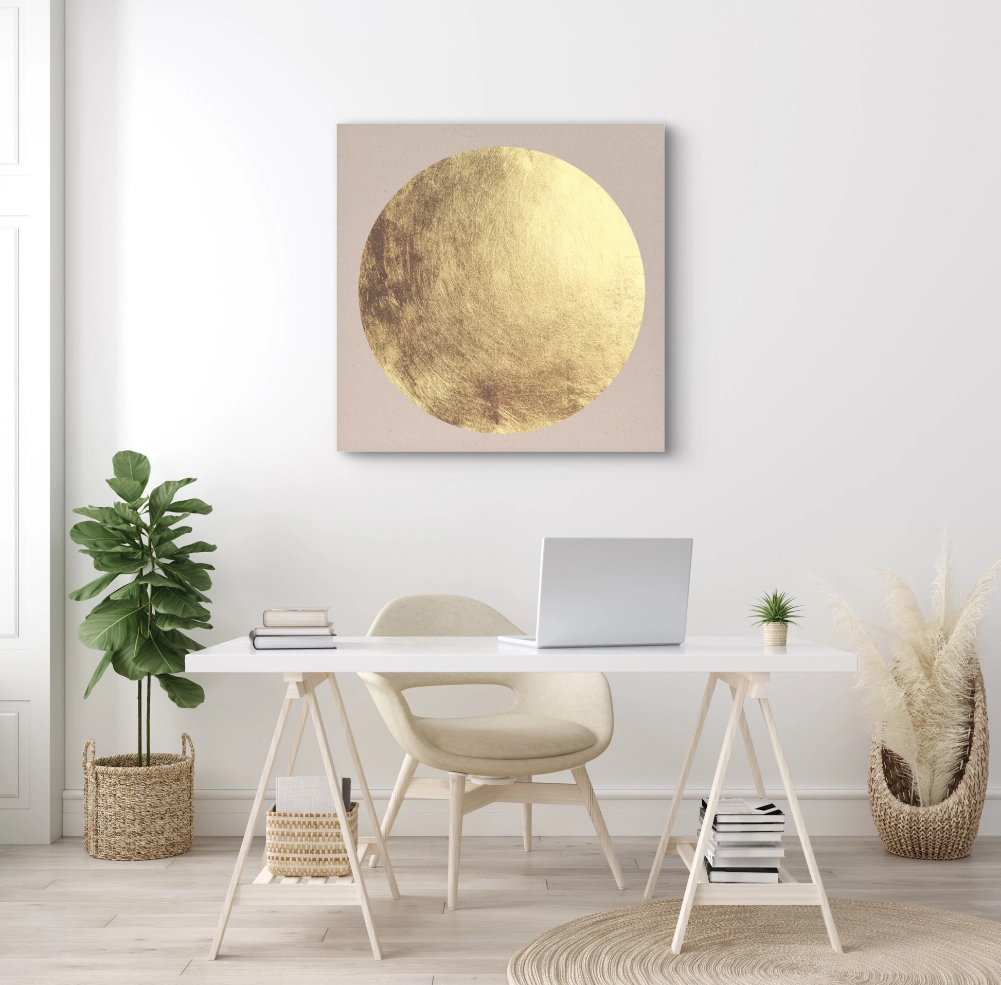 Kunstwerk Zonklank boven een witte werktafel met laptop en groene plant in een rustig interieur.
