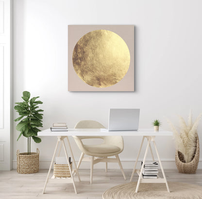 Kunstwerk Zonklank boven een witte werktafel met laptop en groene plant in een rustig interieur.
