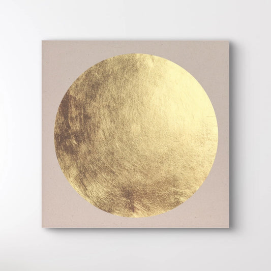 Detail van kunstwerk Zonklank met gouden cirkel op zacht beige achtergrond.
