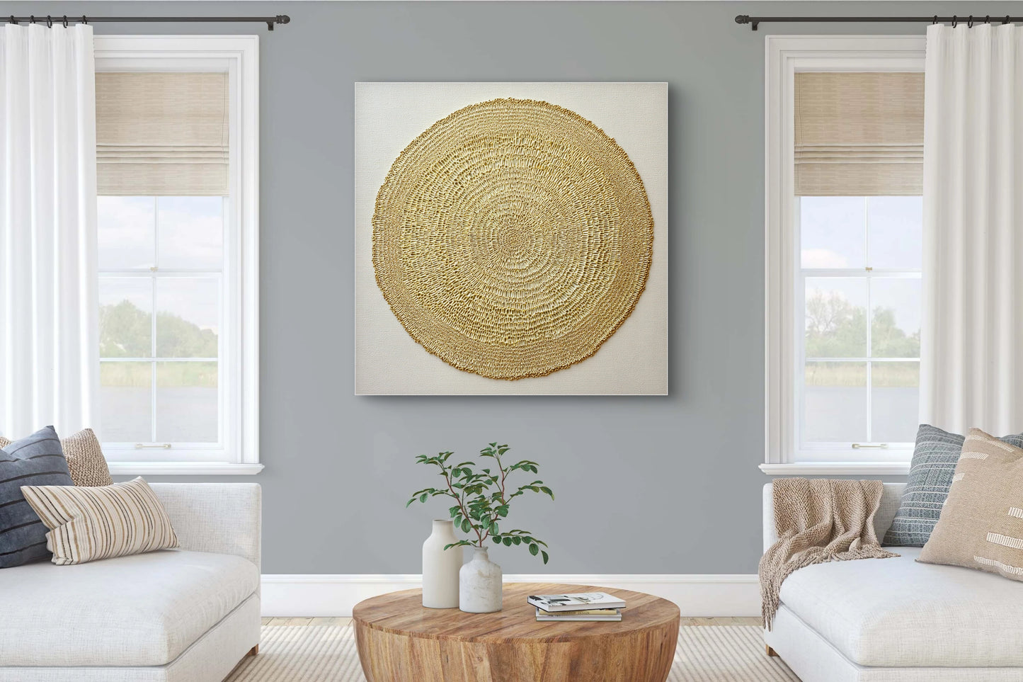 Kunstwerk Zonkrans boven een beige bank in een grijze woonkamer met houten salontafel.
