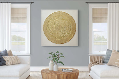 Kunstwerk Zonkrans boven een beige bank in een grijze woonkamer met houten salontafel.
