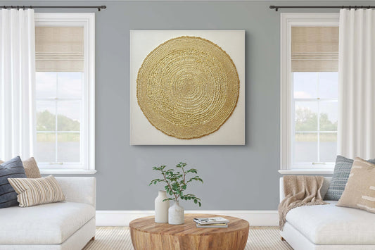 Kunstwerk Zonkrans boven een beige bank in een grijze woonkamer met houten salontafel.
