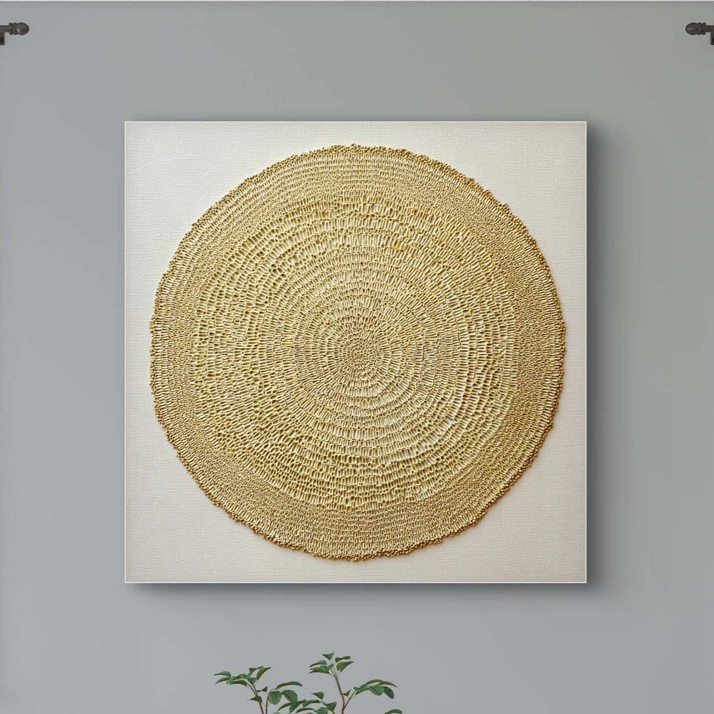 Detail van Zonkrans met gouden cirkeltextuur op een zachte beige achtergrond.
