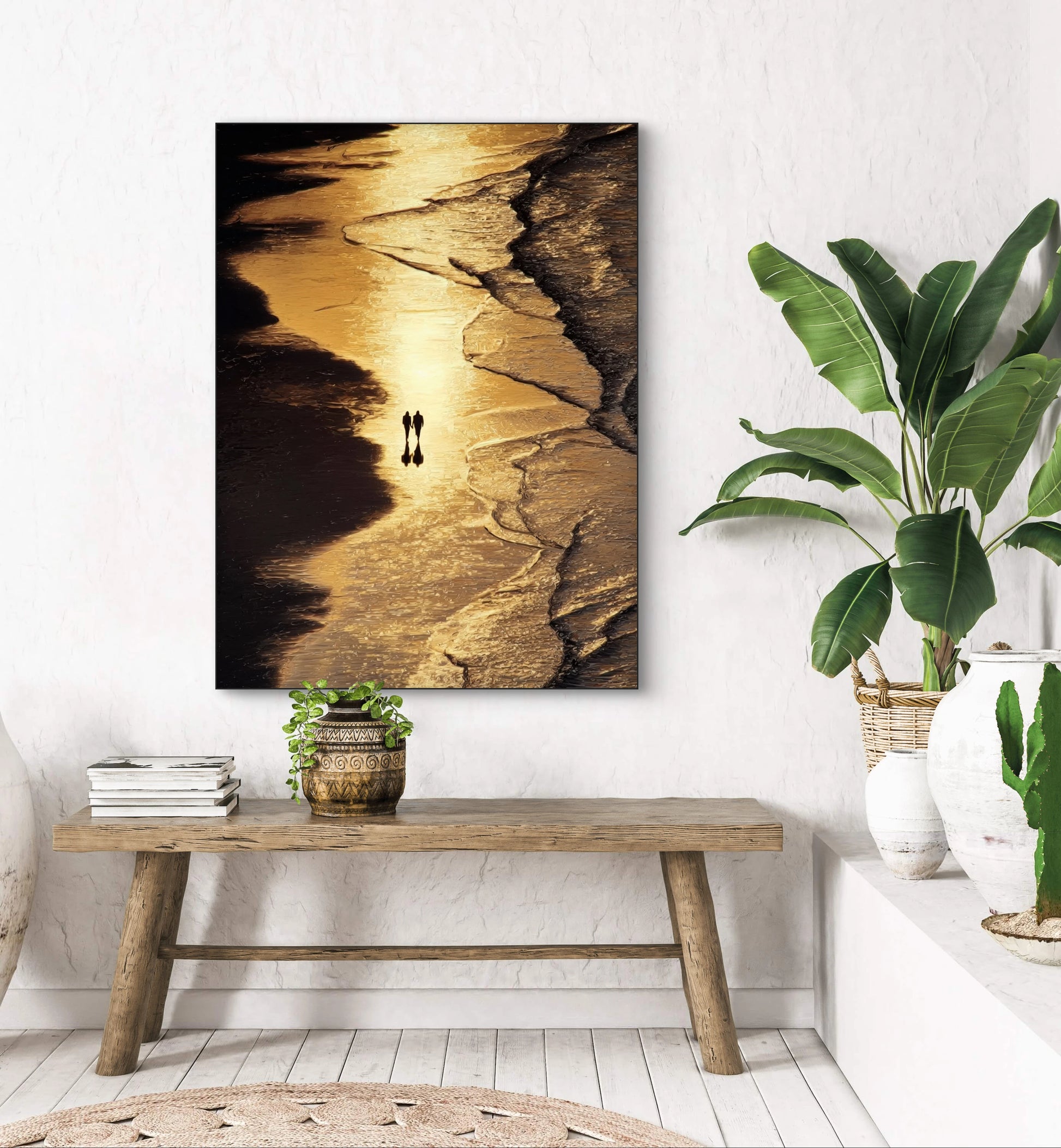 Kunstwerk Zonlijn met gouden zonlicht dat over het strand weerspiegelt boven een houten bank in een lichte ruimte
