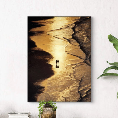 Detail van schilderij Zonlijn met glanzende goudtinten en silhouetten van twee figuren aan zee
