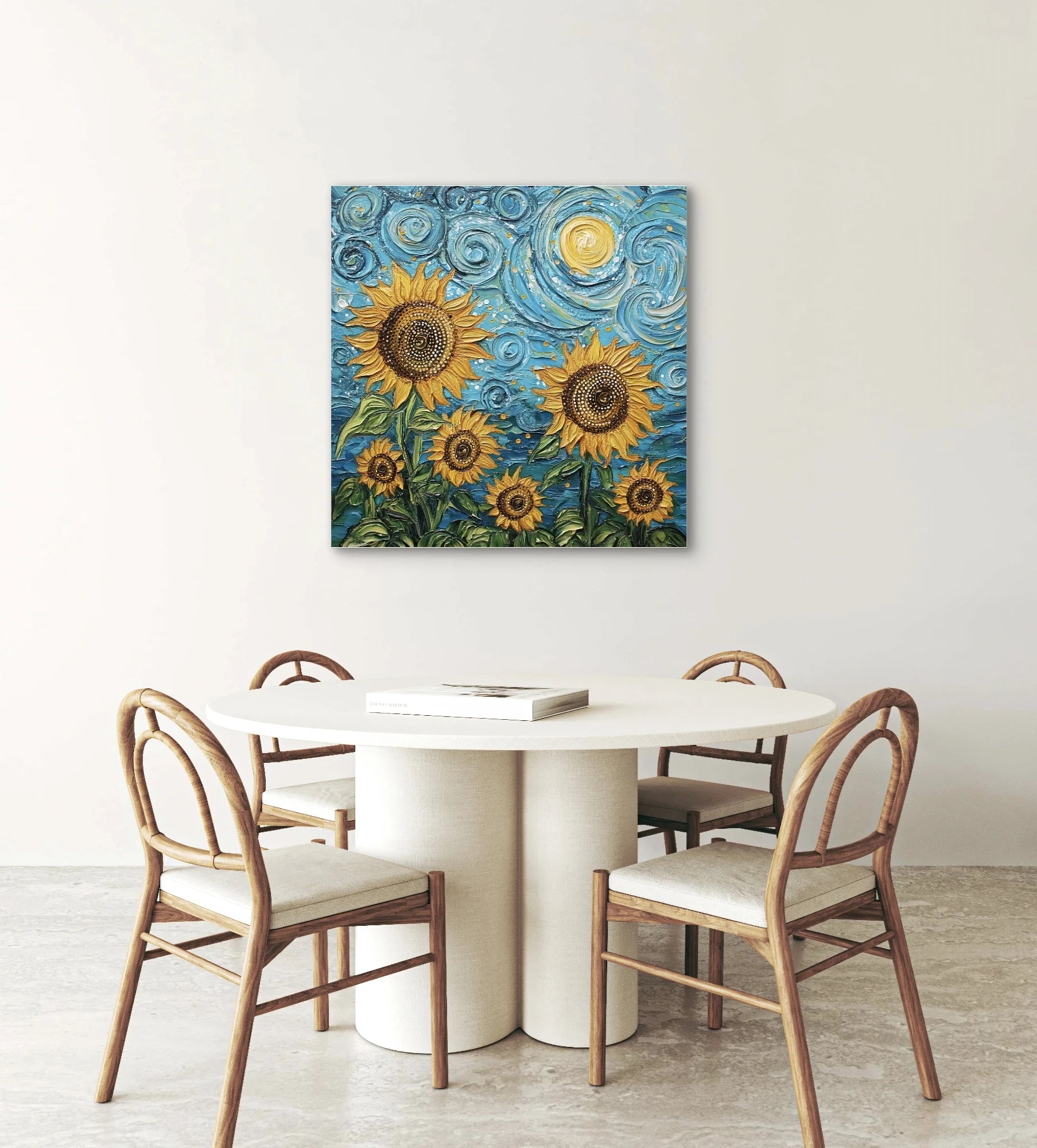 Zonnegloed als wanddecoratie boven ronde eettafel met houten stoelen in lichte ruimte
