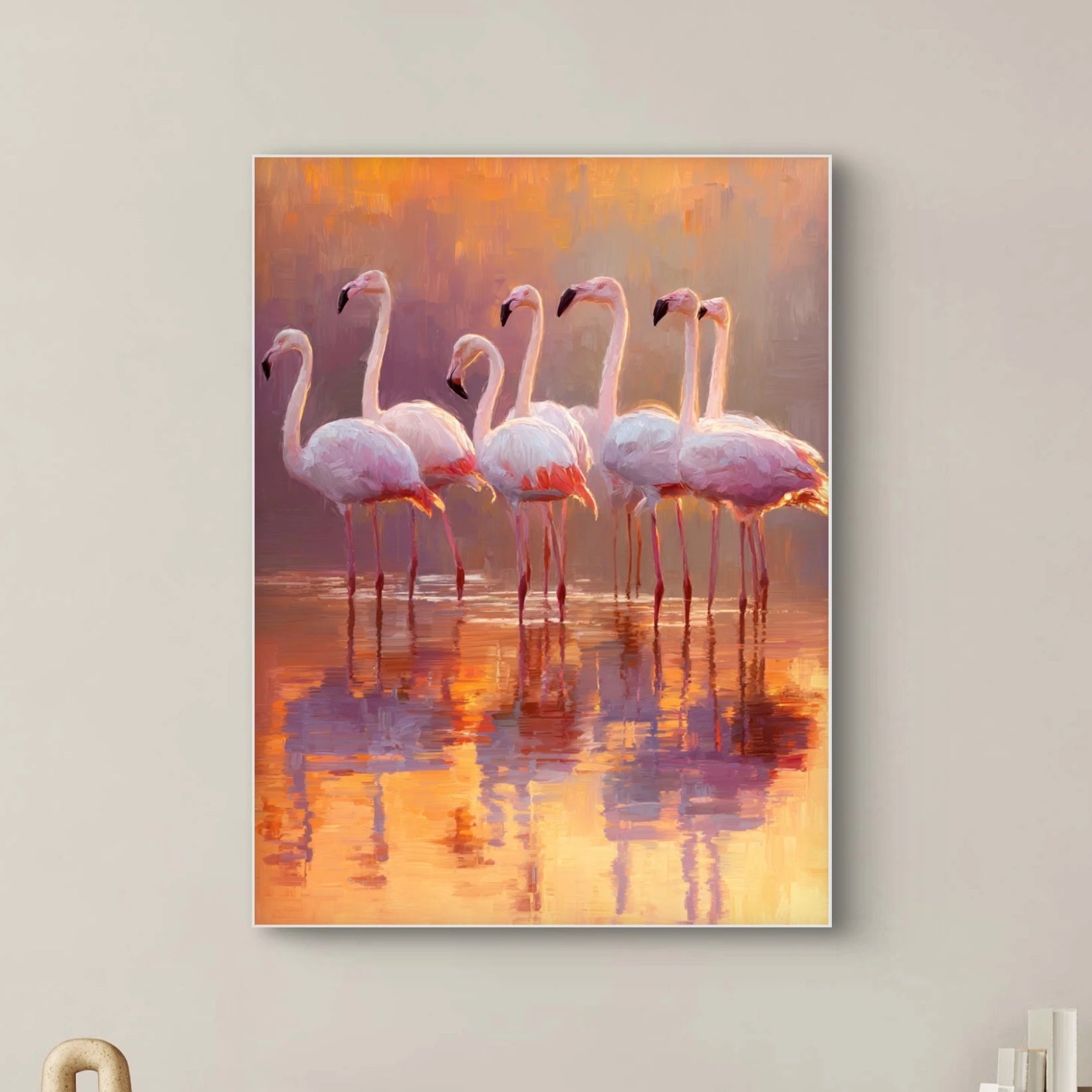 Detailopname van Zonnegloed met flamingo’s in warme zonsondergang  
