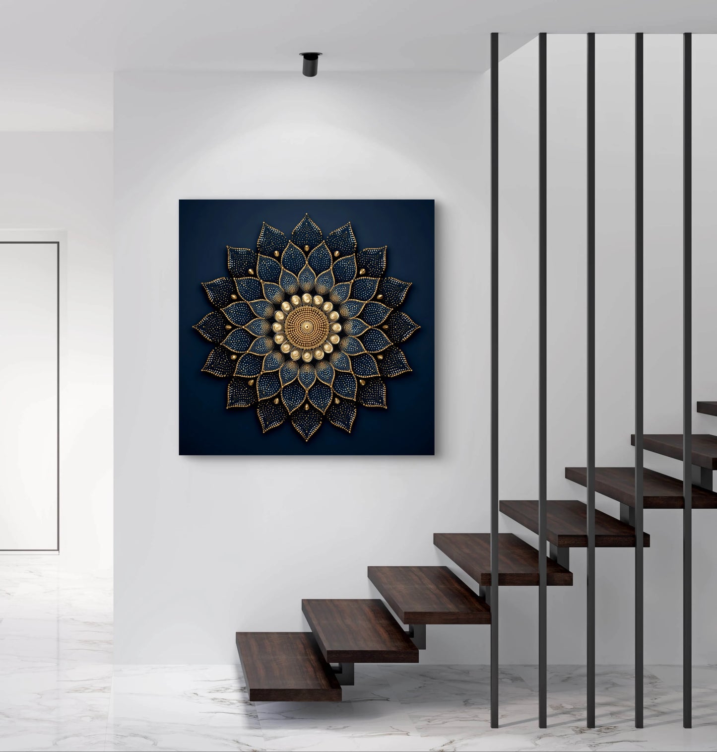 Textielkunstwerk Zonnehart aan een witte wand boven een houten trap in een modern interieur.
