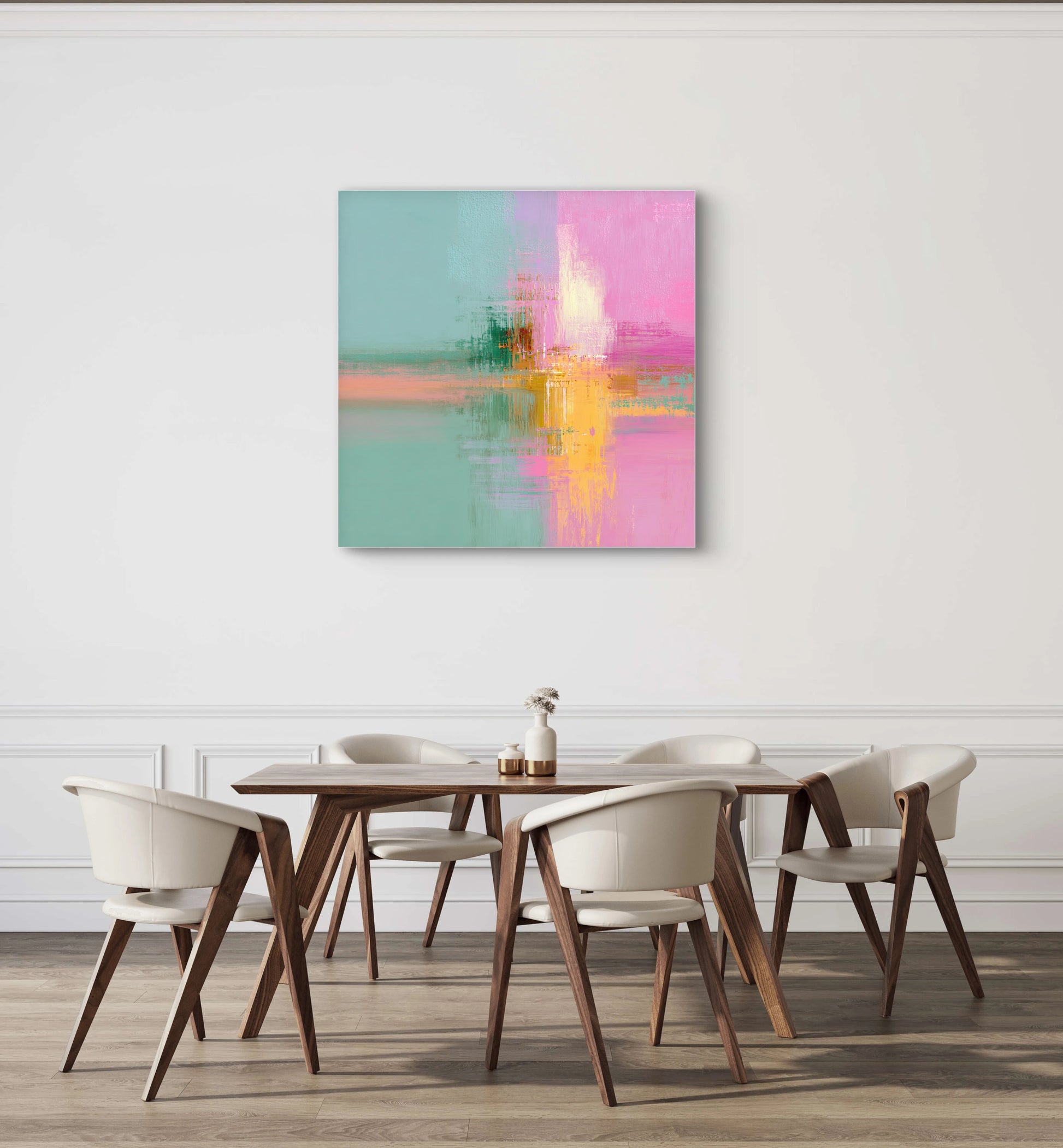 Abstract schilderij Zonnespiegeling in turquoise, roze en geel boven een eettafel met houten stoelen
