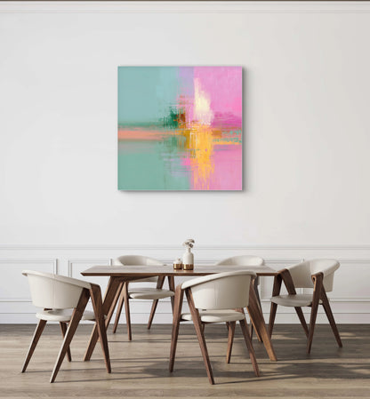 Abstract schilderij Zonnespiegeling in turquoise, roze en geel boven een eettafel met houten stoelen
