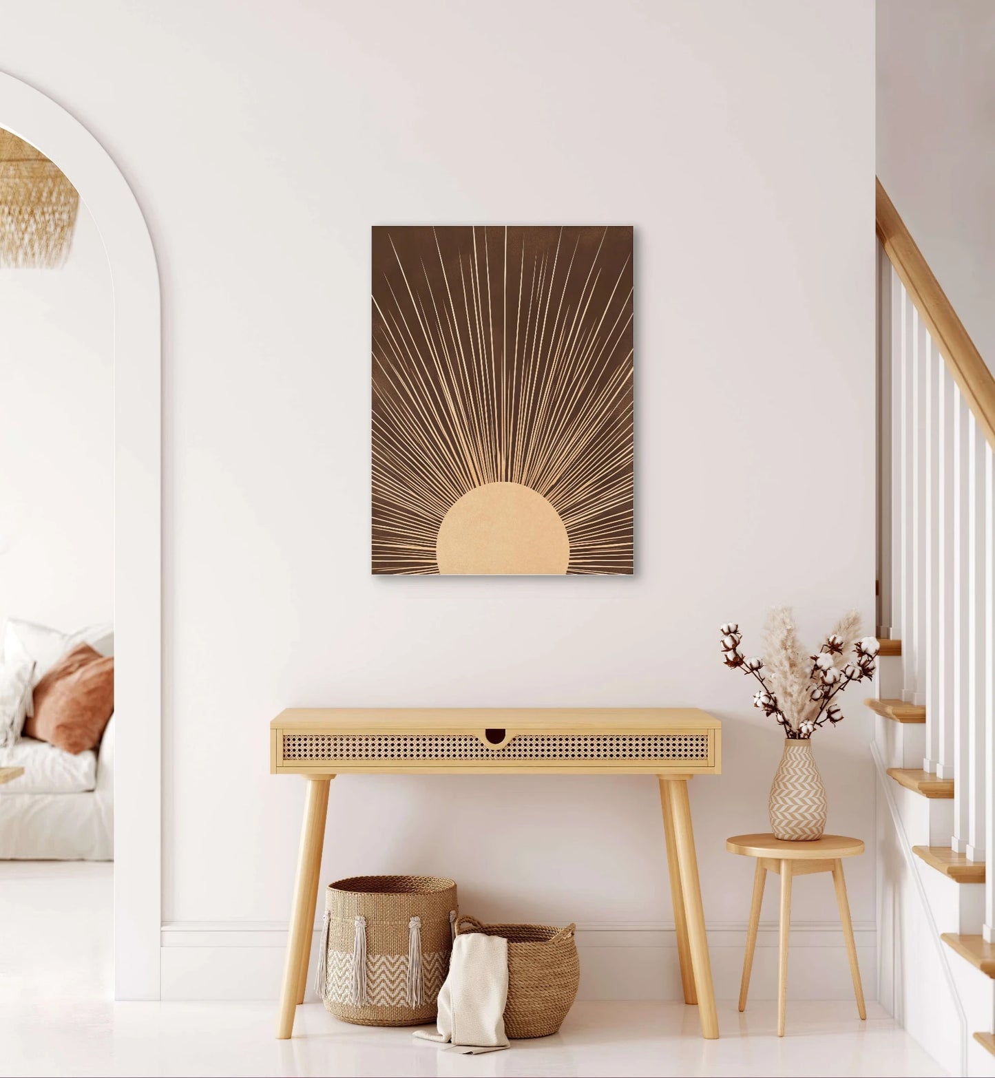 Kunstwerk met gouden zonnestralen op bruine achtergrond boven lichte houten sidetable in halinterieur
