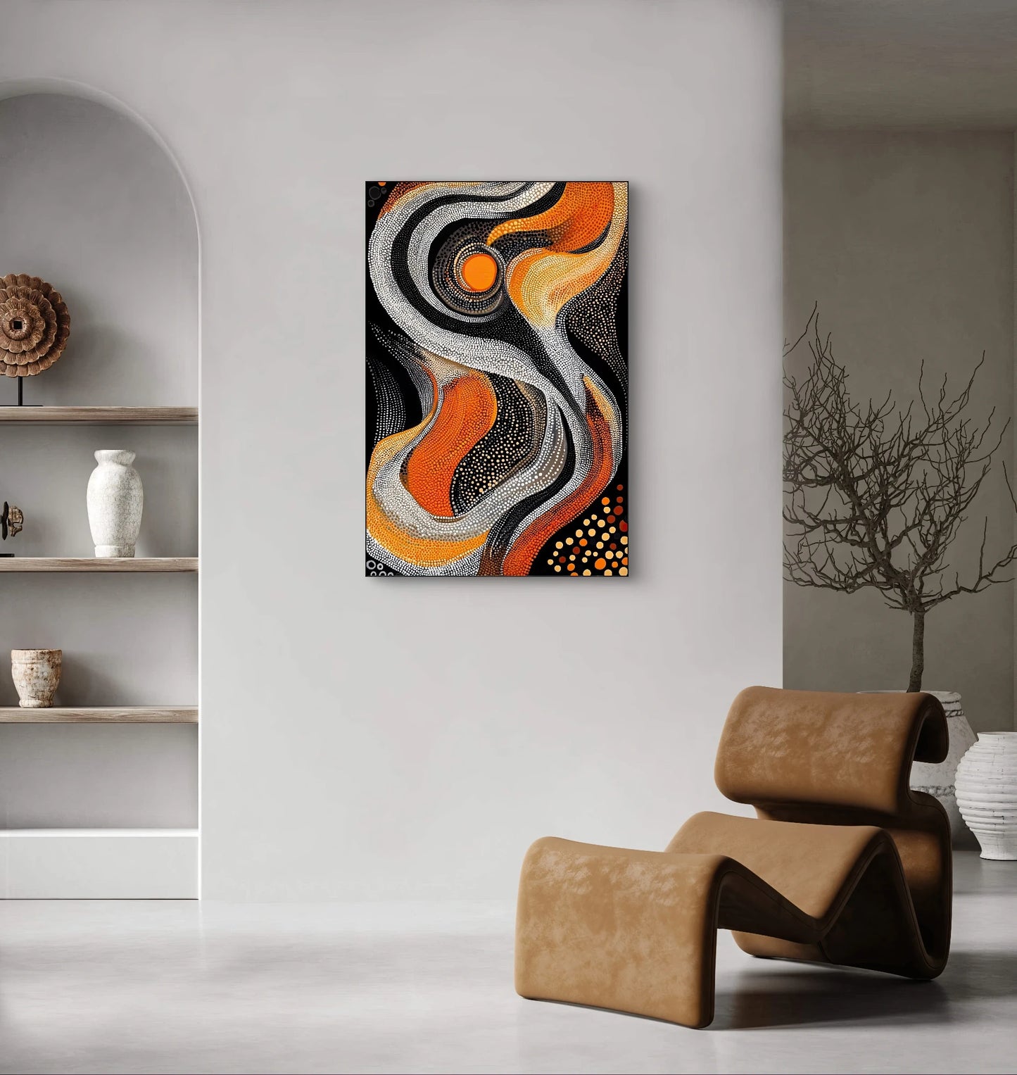 Abstract schilderij in zwart, oranje en wit boven designstoel in moderne interieursetting
