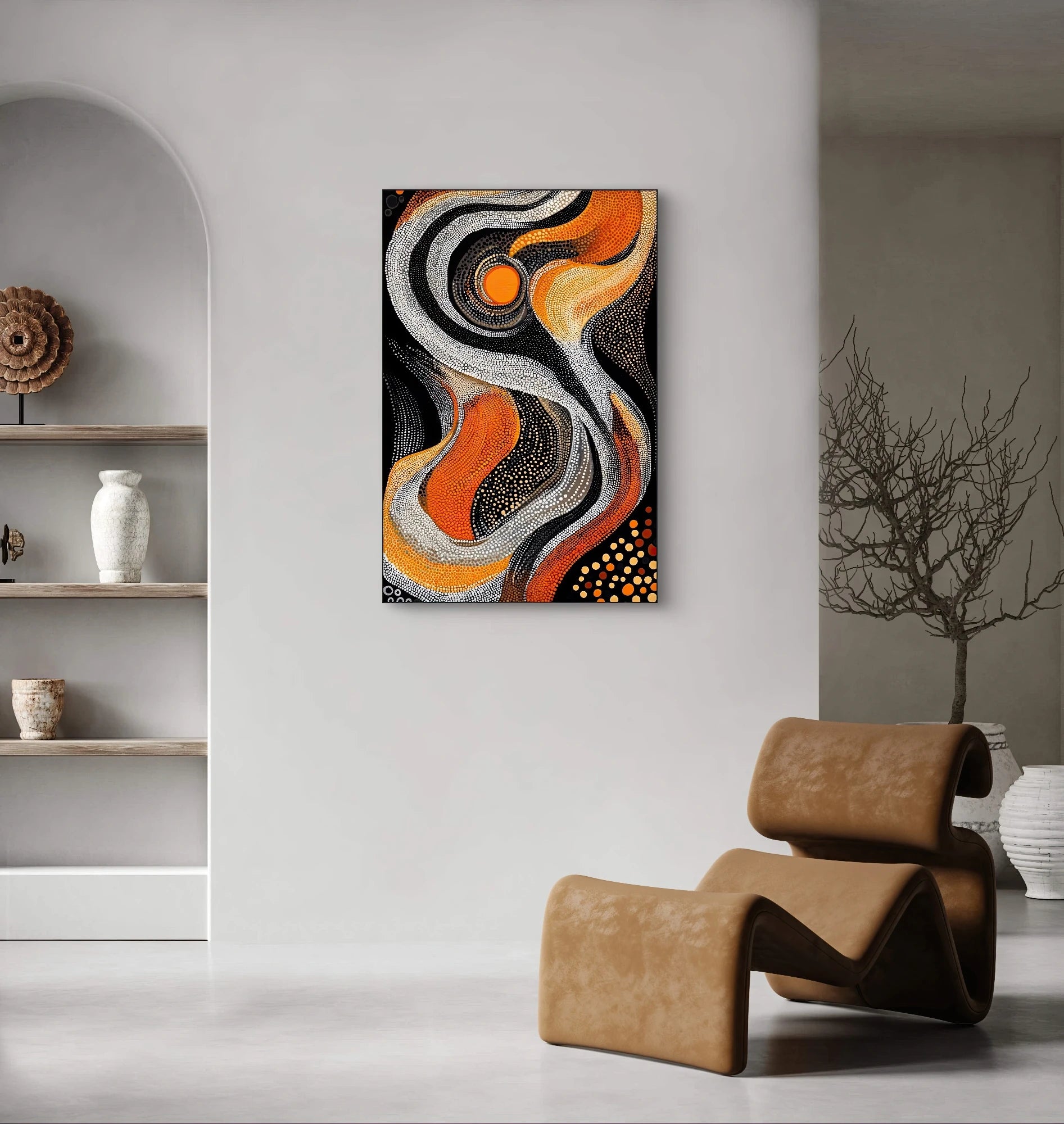 Abstract schilderij in zwart, oranje en wit boven designstoel in moderne interieursetting
