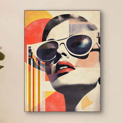 Detail van Zon op Vinyl met vrouw in zonnebril en grafische zonnestralen
