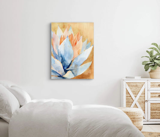 Kunstwerk met kleurrijke agavebloem in pastelkleuren boven een licht houten nachtkastje in een zachte, boho slaapkamer
