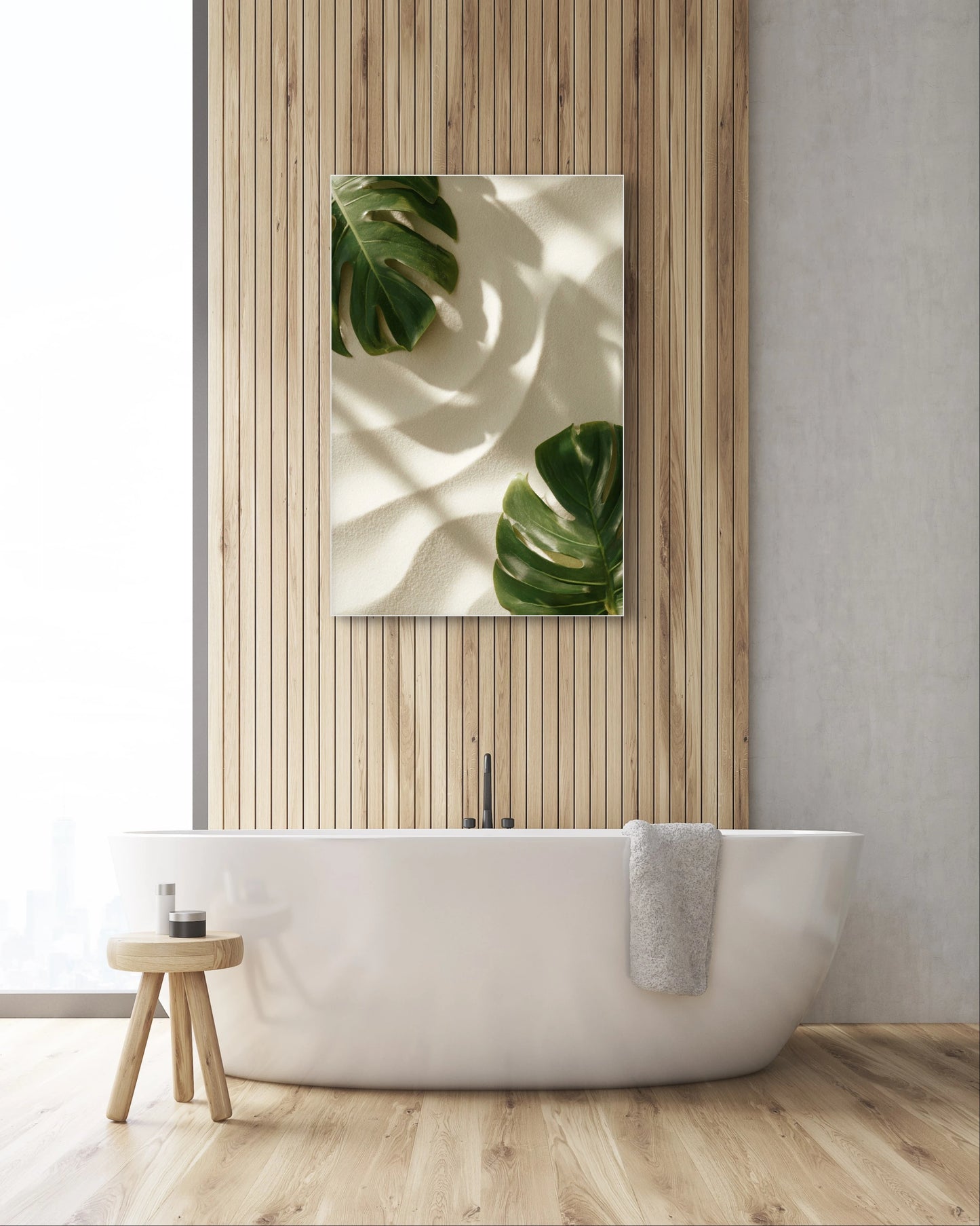 Interieur met wandkunst Zonspoor, een kunstwerk met groene bladeren en zonneschaduw
