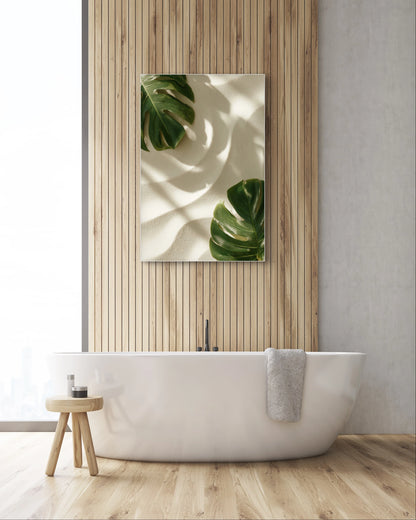 Interieur met wandkunst Zonspoor, een kunstwerk met groene bladeren en zonneschaduw
