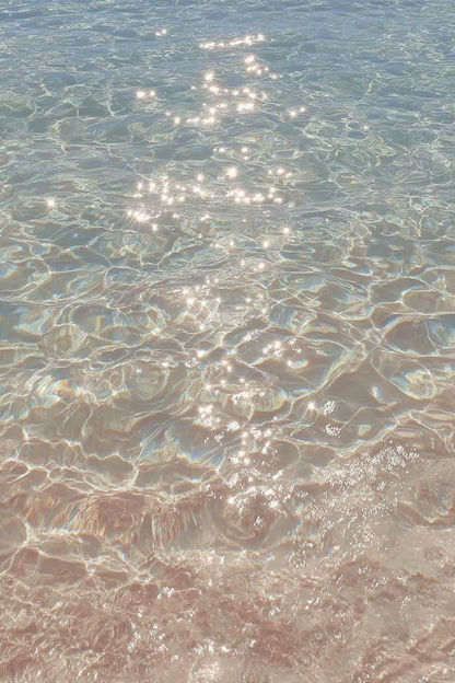 Kunstwerk met zonlicht dat weerkaatst op helder water in tinten van blauw, beige en parel
