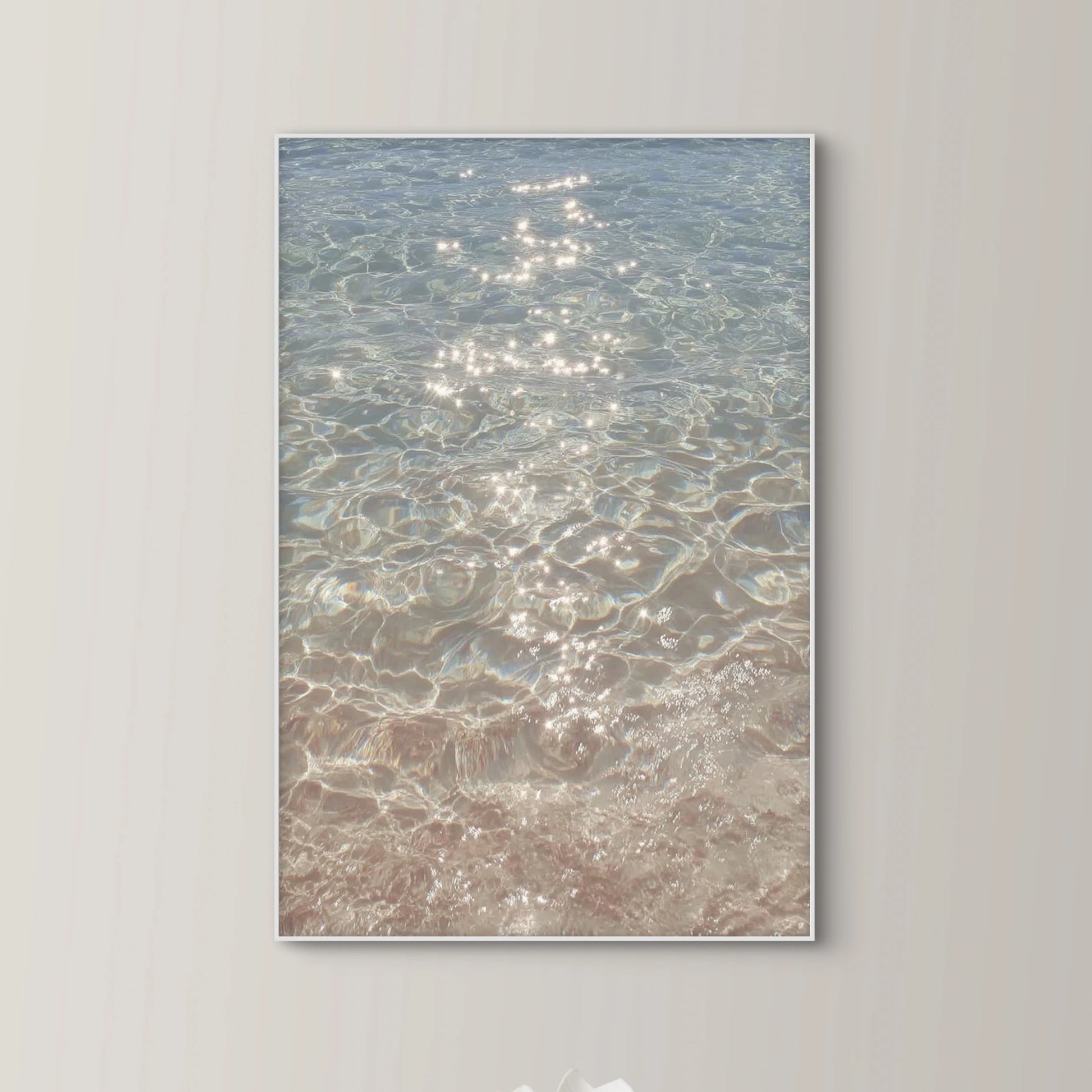 Detail van glinsterend water met reflecties van zonlicht in zachte blauwe en beige tinten
