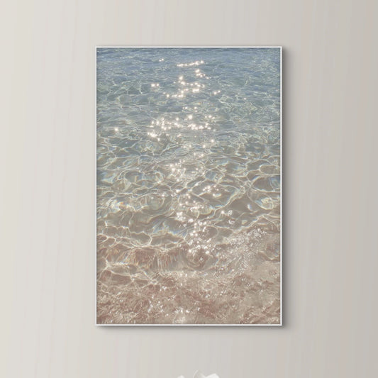 Detail van glinsterend water met reflecties van zonlicht in zachte blauwe en beige tinten
