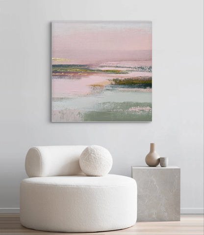 Abstract kunstwerk Zucht van Dageraad in zachte roze en groene tinten boven een ronde witte stoel
