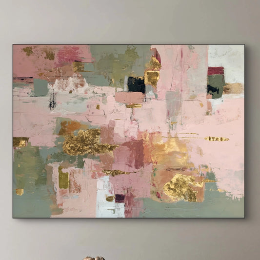 Detailopname van kunstwerk Zucht van Licht met lagen in roze, saliegroen en gouden accenten 
