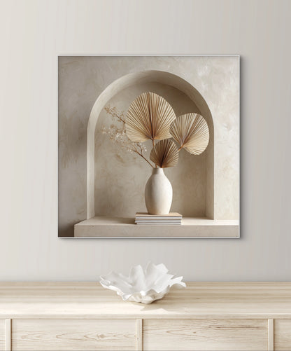 Mock-up van kunstwerk Zucht van Zand aan de muur boven houten dressoir met witte schaal 
