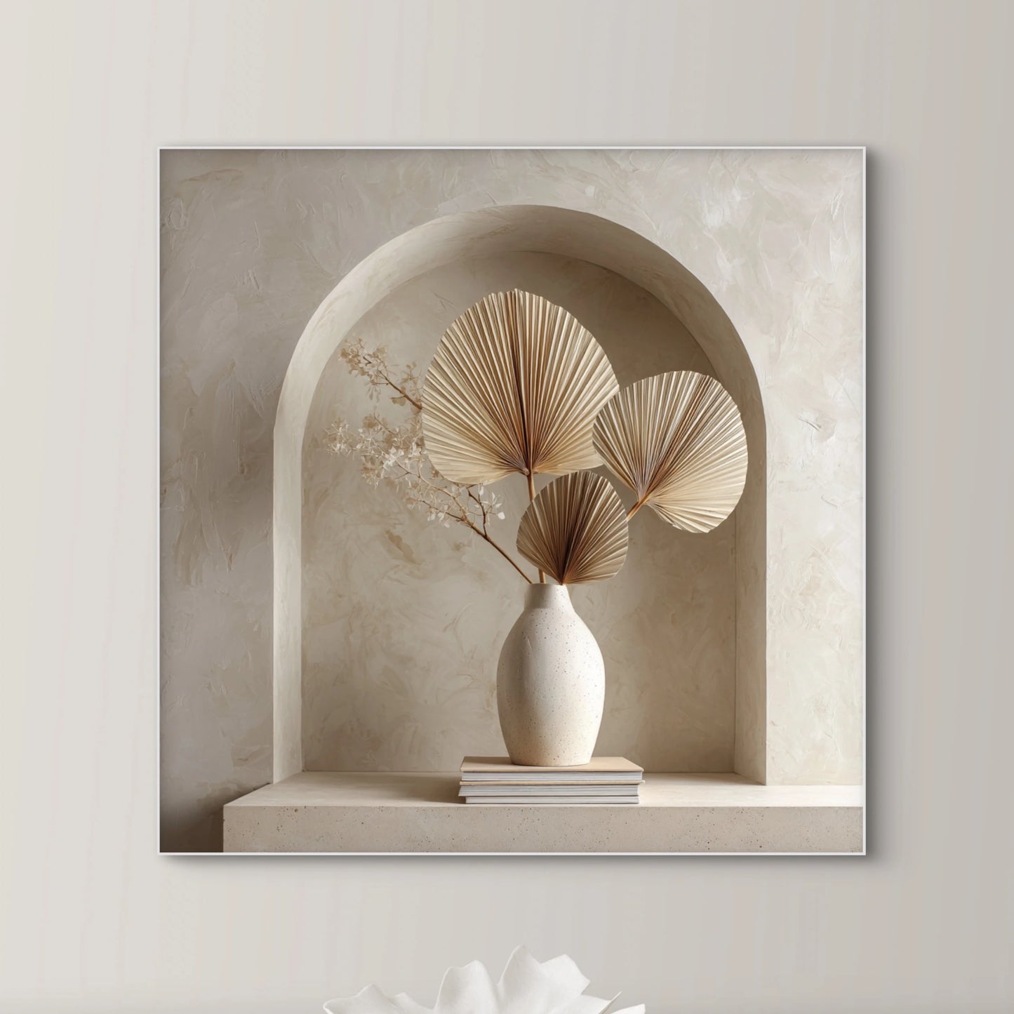 Detailopname van kunstwerk Zucht van Zand met beige vaas en waaiervormige bladeren 
