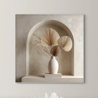 Detailopname van kunstwerk Zucht van Zand met beige vaas en waaiervormige bladeren 
