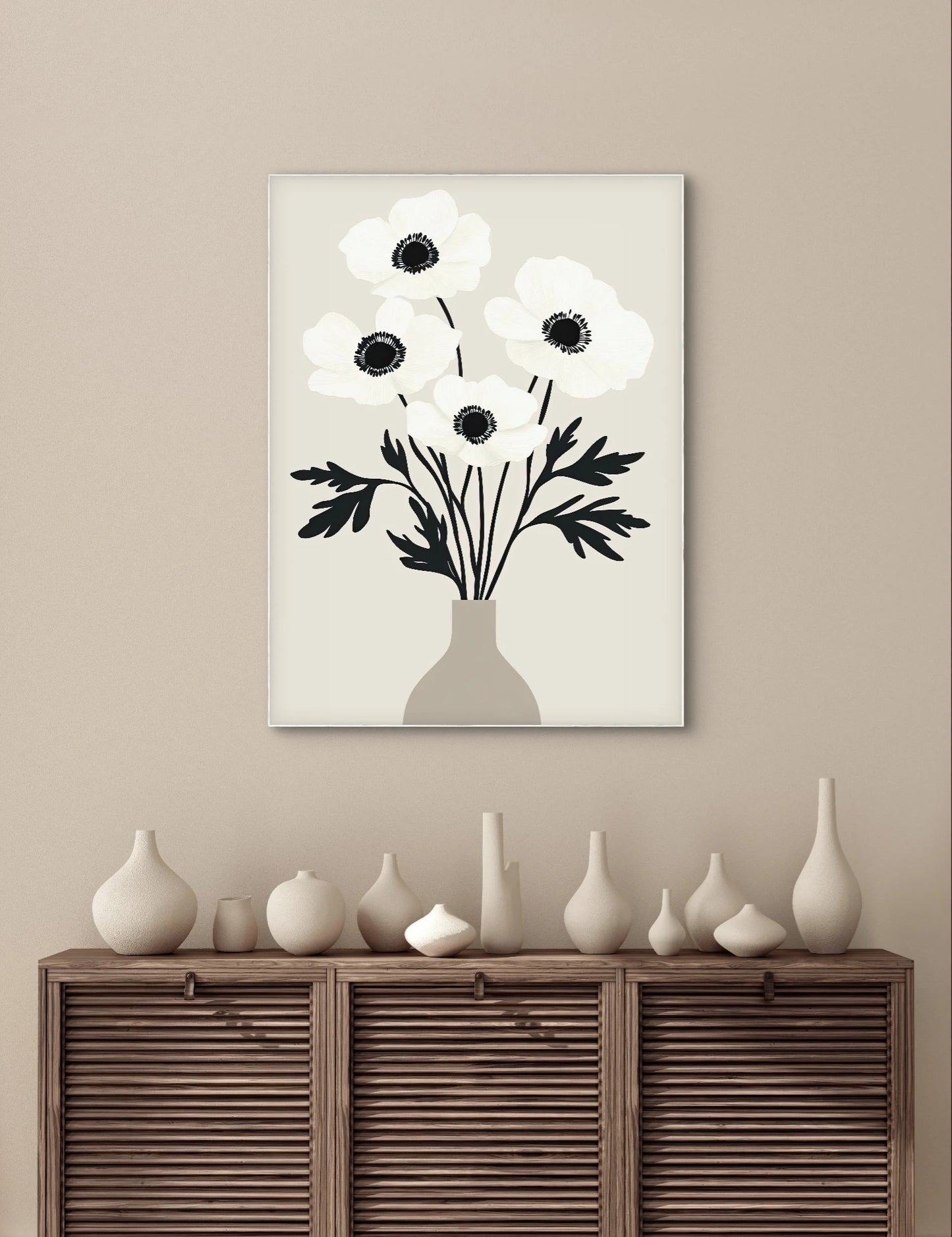 Kunstwerk “Zwart-Wit Bloei” boven houten dressoir met keramische vazen in een minimalistisch interieur
