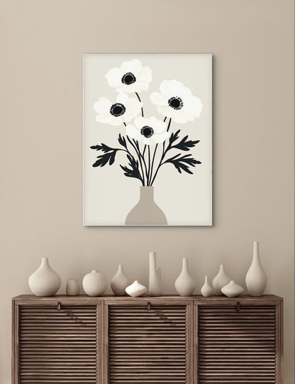 Kunstwerk “Zwart-Wit Bloei” boven houten dressoir met keramische vazen in een minimalistisch interieur
