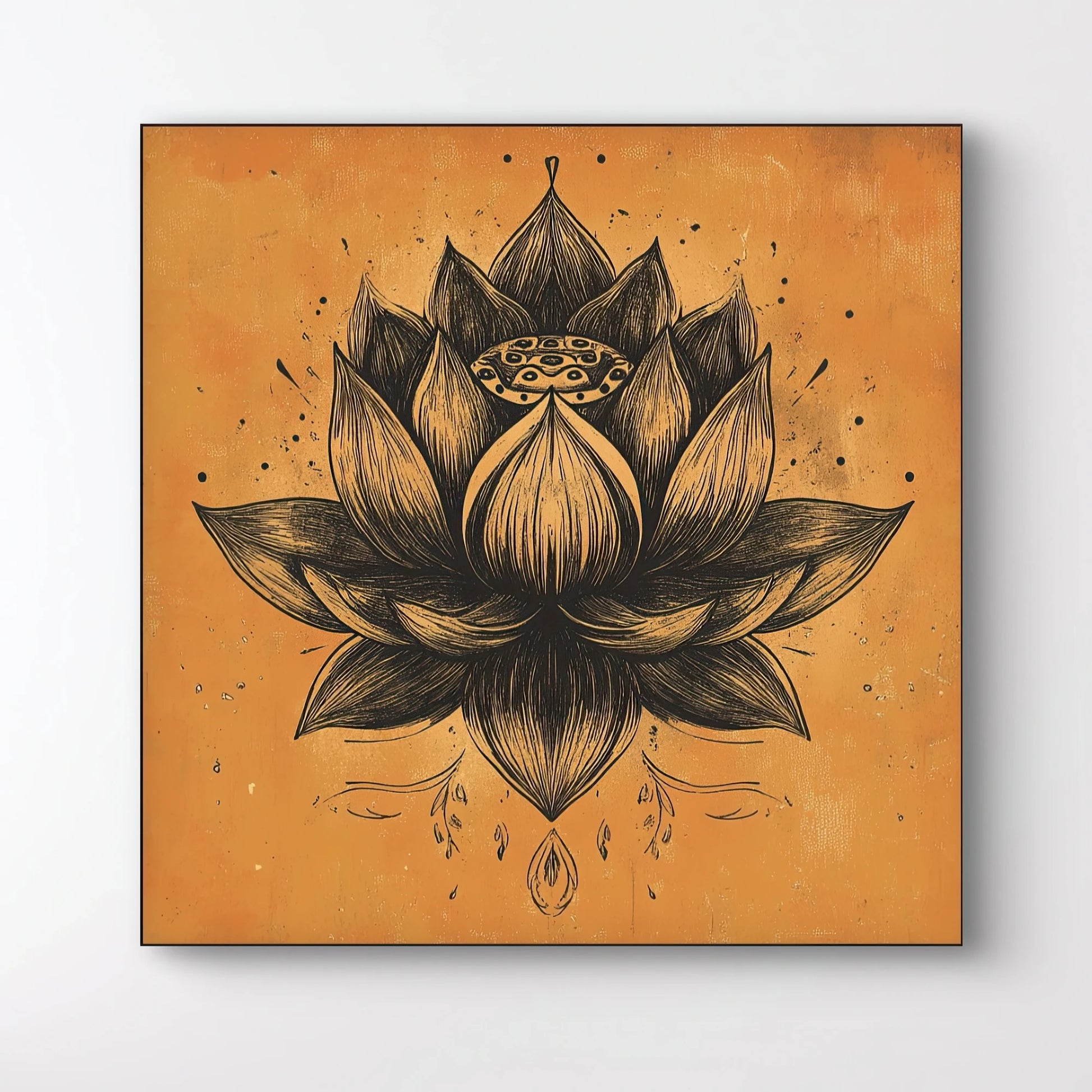 Detail van zwarte lotus met het alziend oog in het hart, tegen een oranje achtergrond vol textuur
