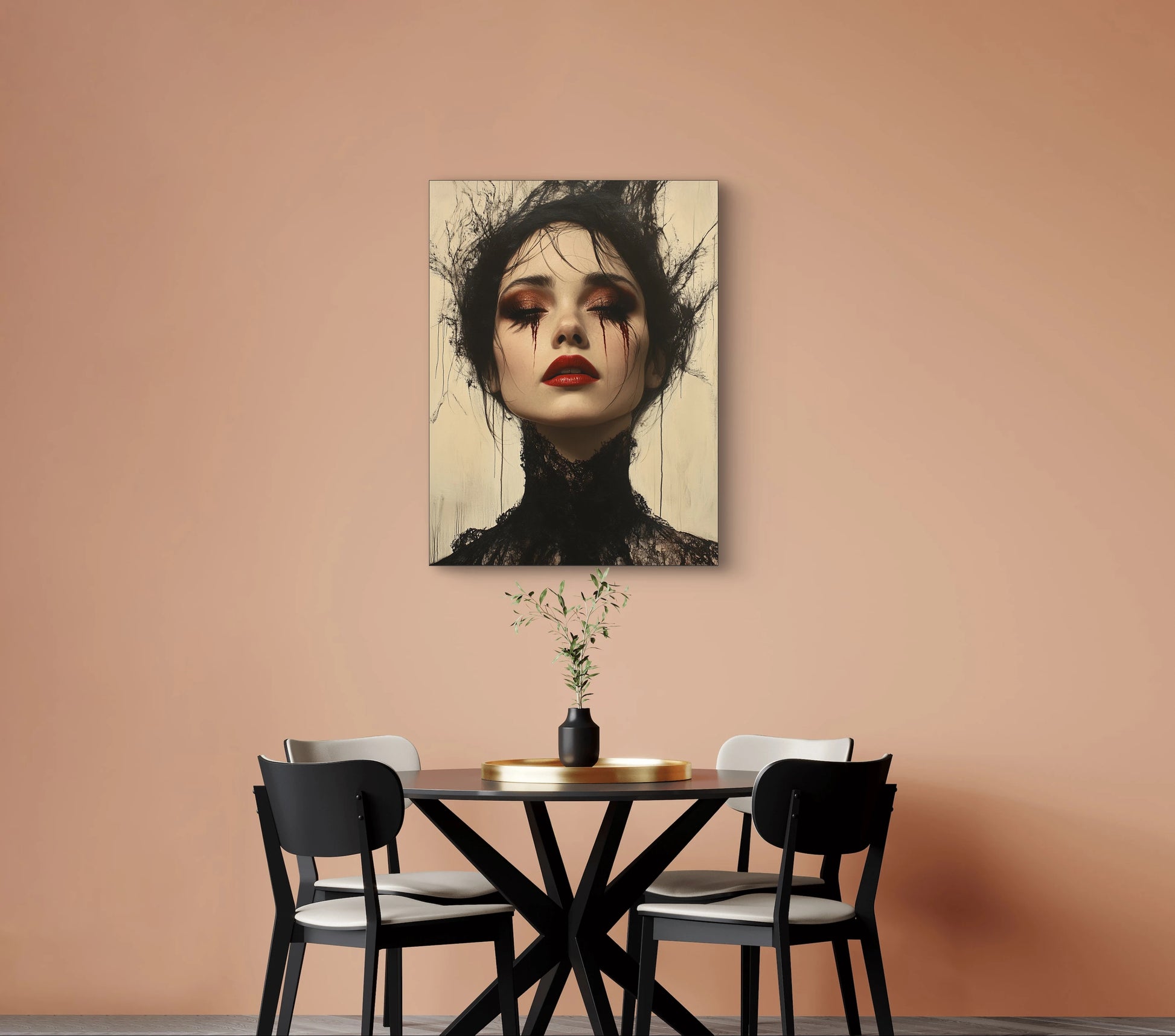 Expressief vrouwelijk portret met rode lippen en zwarte details boven een ronde eettafel, moderne wanddecoratie in warme interieurkleuren.
