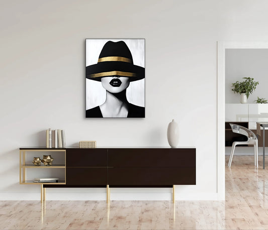 Textielkunstwerk ZwartenGoud boven donker dressoir in moderne ruimte met gouden accenten
