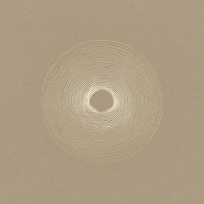 Abstract kunstwerk Zandcirkel met zachte ringen in beige en zandtinten.
